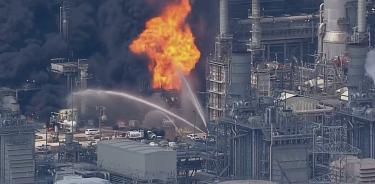 Imagen del incendio en la planta química de Shell.