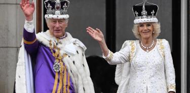El rey Carlos III y la reina Camila de Inglaterra saludan desde el balcón del Palacio de Buckingham.