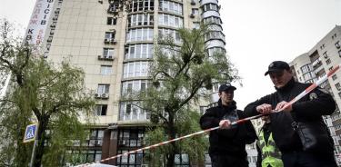 Edificio de viviendas en Kiev impactado por un misil ruso este martes