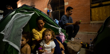 Inmigrantes venezolanos acampan en el centro de El Paso, Texas