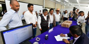 Entrega de solicitud para la realización de la revocación de mandato en Xochimilco por parte de uno de los comités promotores