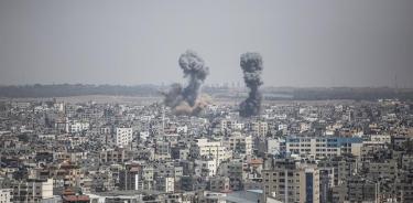 Columnas de humo levantadas por bombas israelíes sobre la Ciudad de Gaza este miércoles