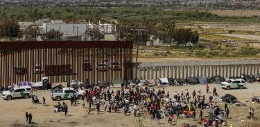 Migrantes en un campamento junto al muro fronterizo, en Tijuana.