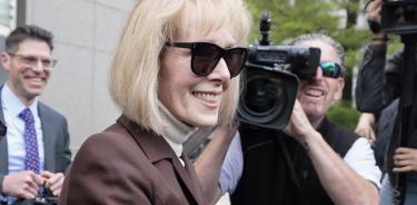 La escritora E. Jean Carroll, sale sonriente el martes del tribunal de Manhattan, tras ganar el juicio por abuso sexual contra Donald Trump