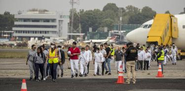 Migrantes llegan a la base militar Comando Fuerza Aérea Guatemalteca