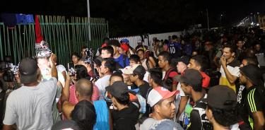Migrantes protestan en la madrugada tras la suspensión de permisos para transitar por el país en el Centro de Atención Provisional del INM, en Tapachula