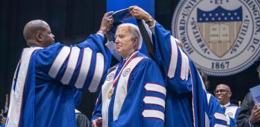 Biden recibe el título de doctor 