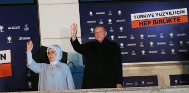 El presidente turco, Recep Tayyip Erdogan, y su esposa saludan a sus simpatizantes en Ankara