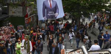 Cartel de campaña del candidato opositor Kemal Kiricdaroglu en una calle de Ankara
