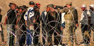 Elementos del Ejército de EU refuerzan con alambre con púas donde migrantes de diversas nacionalidades esperan para que autoridades de ese país resuelvan su situación migratoria