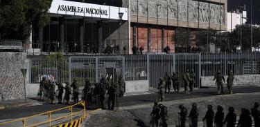 Militares y  policías rodean la Asamblea Nacional de Quito