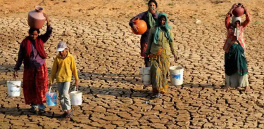 Mujeres caminan kilómetros para recoger agua en el estado indio de Karnataka, que padece una severa sequía