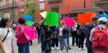 Trabajadores de limpieza se manifestan a un costado de Palacio Nacional