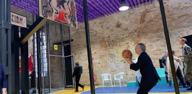 La cancha de baloncesto que, con el tiempo, ha terminado convirtiéndose en un ágora de debate y socialización, un fenómeno urbano mostrado en el Pabellón de México de la XVIII Bienal de Arquitectura de Venecia.