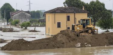 Una excavadora intenta reconstruir un terraplén en Emilia Romaña.