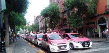 Taxistas se manifiestan en el Zócalo, denuncian abusos de la SEMOVI y tarifas injustas