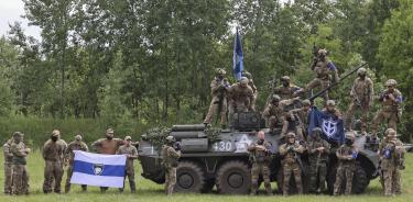 Miembros del Cuerpo de Rusos Voluntarios y de la Legión Libertad de Rusia sobre un tanque cedido por el Ejército ucraniano cerca de Járkov