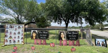 Memorial con los retratos de las dos maestras y los alumnos que murieron en el tiroteo en la escuela de primaria Robb de Uvalde, Texas