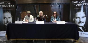 El director general de bibliotecas de la Secretaría de Cultura, Rodrigo Borja, Silvia Lemus viuda de Carlos Fuentes, y la coordinadora de Cultura UNAM, Rosa Beltrán.