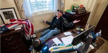 Richard Barnett en el despacho de Nancy Pelosi