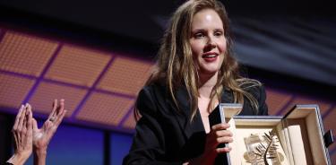 La director Justine Triet recibe la Palma de Oro por ‘Anatomía de una caída’