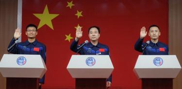 Los astronautas Gui Haichao, Jing Haipeng and Zhu Yangzhu,
