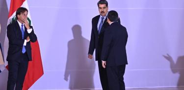 El presidente de Uruguay, Luis Lacalle Pou observa con gesto serio a Maduro, que platica con el primer ministro peruano, Alberto Otarola