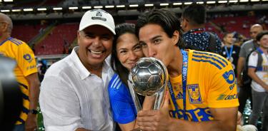 Diego Lainez, feliz con el trofeo de campeones.