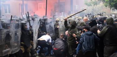 Serbokosovares se enfrentan a soldados del cuerpo de paz de la OTAN en la localidad de Zvechan