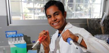 Con 12 años, un adolescente en México concluyó una maestría en biología molecular