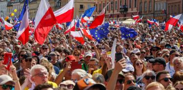 Partidarios de la oposición marchan en Varsovia