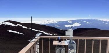 Esta foto muestra el tubo de entrada de aire del analizador Picarro de la NOAA, que se instaló en la plataforma del edificio de los Observatorios de Maunakea el 8 de diciembre de 2022.