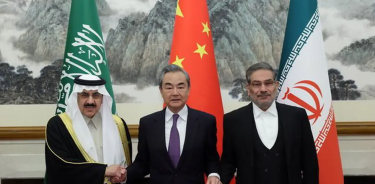 Musaad al-Aiban, ministro de Estado saudí; el canciller chino Wang Yi; y Ali Shamjani, del Consejo de Seguridad Nacional de Irán, tras el acuerdo alcanzado hace 3 meses