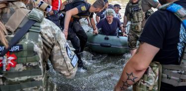 Policías y rescatistas ucranianos evacuan a habitantes de Jersón, inundada tras la rotura de la presa