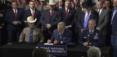 l gobernador de Texas, Greg Abbott, convirtió en ley proyectos de seguridad fronteriza