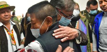 El presidente de Colombia, Guatavo Petro, abraza al papá de los cuatro niños rescatados a su llegada a Bogotá