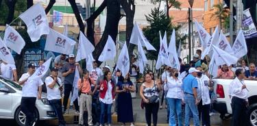 Simpatizantes gritan afuera del Consejo Nacional de Morena