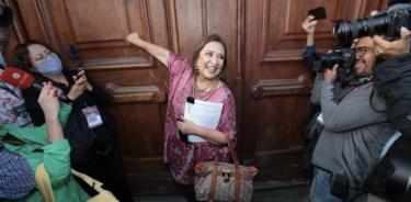 Xóchitl Gálvez, senadora del PAN, tocando la puerta de Palacio Nacional