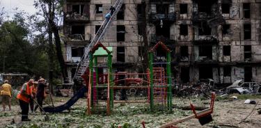 Edificio de viviendas en Krivi Rig impactado por un misil ruso