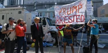 Detractor de Trump frente al tribunal federal de Miami donde será juzgado