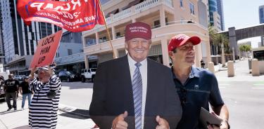 Detractor de Trump pide que sea encarcelado, frente a un partidario del expresidente, frente al tribunal de Miami