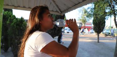 Mujer hidratandose con agua