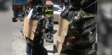 Un hombre de la tercera edad fue amarrado por jóvenes con cinta a un poste bajo el sol quemante de la CDMX acusado de robar, pero huyen para presentar denuncia.
