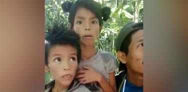 Imagen de dos de los cuatro niños con aspecto demacrado, tomada con el celular de uno de los indígenas del equipo de rescate