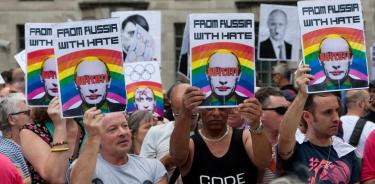 Protestantes en contra de las leyes anti LGBT+ de Putin