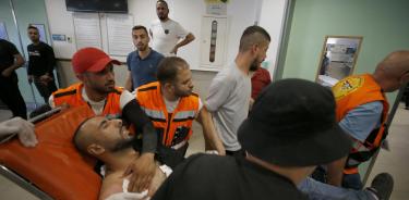 Un palestino herido por fuego israelí es llevado a un hopistal tras los graves enfrentamientos en Yenin, Cisjordania ocupada