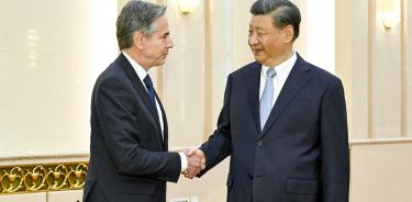 El presidente de China, Xi Jinping, da la mano al secretario de Estado de EU,Antony Blinken, en el Palacio del Pueblo de Pekín