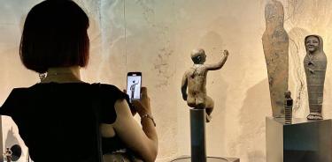 Vista de la exposición que muestra por primera vez al público las estatuas de bronce encontradas el año pasado en las termas de San Casciano.