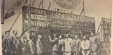 Inauguración del primer partido profesional de futbol en Monterrey. Foto tomada: Preví. El Periódico de los Trabajadores. Año 1, No. 10, Monterrey, N.L., Agosto 31, 1945.