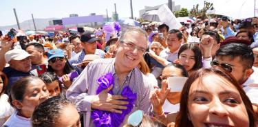 El excanciller Marcelo Ebrard se reunió con mujeres que le exigieron que les den su lugar y les garanticen caminar seguras por el estado de Hidalgo.